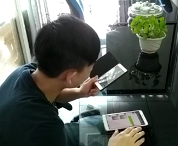 科頤辦公工程師在用視頻教客戶處理問題，客戶在師傅的指導(dǎo)下自己動手查檢配件