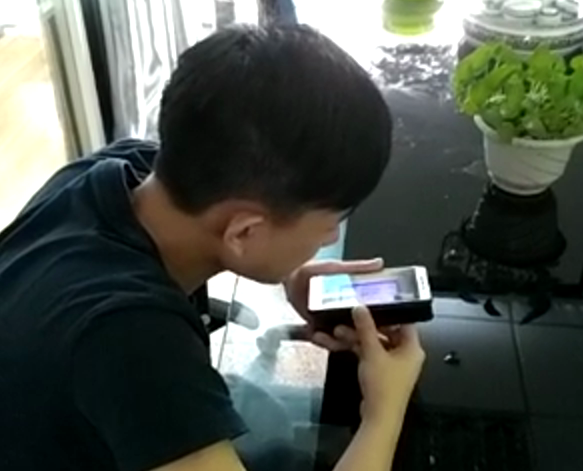 科頤辦公工程師在用視頻教客戶處理問題，客戶在師傅的指導(dǎo)下測試處理完的效果